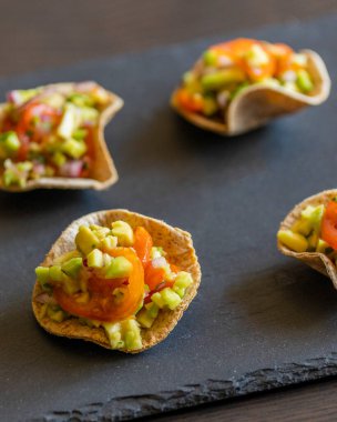 Guacamole ısırıkları taze bir parti aperatifi olarak servis edilir. Yaz etkinlikleri için mükemmel, sağlıklı atıştırma, ya da parmak yiyecek fikirleri için. Yemek blogcuları, yemek menüleri ve tarif içeriği için ideal