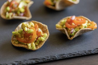 Guacamole ısırıkları taze bir parti aperatifi olarak servis edilir. Yaz etkinlikleri için mükemmel, sağlıklı atıştırma, ya da parmak yiyecek fikirleri için. Yemek blogcuları, yemek menüleri ve tarif içeriği için ideal