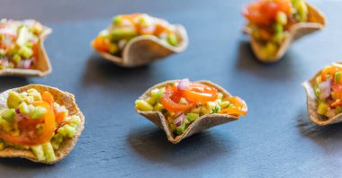 Guacamole ısırıkları taze bir parti aperatifi olarak servis edilir. Yaz etkinlikleri için mükemmel, sağlıklı atıştırma, ya da parmak yiyecek fikirleri için. Yemek blogcuları, yemek menüleri ve tarif içeriği için ideal