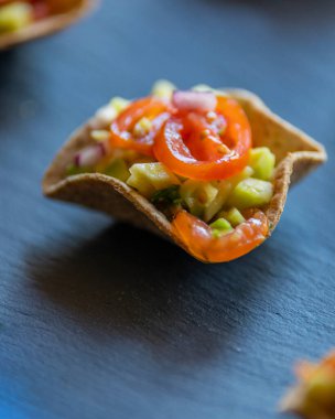 Guacamole ısırıkları taze bir parti aperatifi olarak servis edilir. Yaz etkinlikleri için mükemmel, sağlıklı atıştırma, ya da parmak yiyecek fikirleri için. Yemek blogcuları, yemek menüleri ve tarif içeriği için ideal