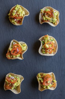 Guacamole ısırıkları taze bir parti aperatifi olarak servis edilir. Yaz etkinlikleri için mükemmel, sağlıklı atıştırma, ya da parmak yiyecek fikirleri için. Yemek blogcuları, yemek menüleri ve tarif içeriği için ideal