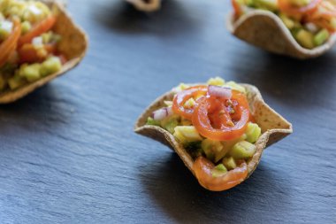 Guacamole ısırıkları taze bir parti aperatifi olarak servis edilir. Yaz etkinlikleri için mükemmel, sağlıklı atıştırma, ya da parmak yiyecek fikirleri için. Yemek blogcuları, yemek menüleri ve tarif içeriği için ideal