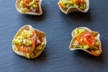 Guacamole ısırıkları taze bir parti aperatifi olarak servis edilir. Yaz etkinlikleri için mükemmel, sağlıklı atıştırma, ya da parmak yiyecek fikirleri için. Yemek blogcuları, yemek menüleri ve tarif içeriği için ideal