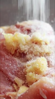 Cam kasede çiğ tavuk budu. Dikey videoyu kapat.