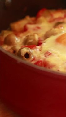 Kabaklı yumurta pişirmek ve yeşil zeytinleri dikey görüntülemek