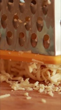 rendelenmiş sarı peynir dikey videoyu kapat