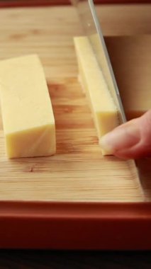 Parmesan dilimlemek küçük küp aperatif hazırlama dikey videoyu kapat