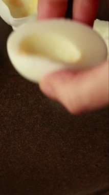 Yumurta sarısı olmayan haşlanmış yumurta beyazı dikey videoyu kapat