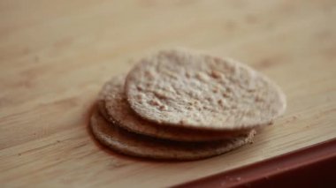  Küçük yuvarlak şekilli tortilla ekmeği kesmek tatlı parmak yemekleri ya da aperatif bazlar hazırlamak için. Parti atıştırmalıkları, mini ısırıklar ve yaratıcı yemek sunumları için mükemmel.