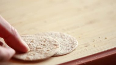  Küçük yuvarlak şekilli tortilla ekmeği kesmek tatlı parmak yemekleri ya da aperatif bazlar hazırlamak için. Parti atıştırmalıkları, mini ısırıklar ve yaratıcı yemek sunumları için mükemmel.