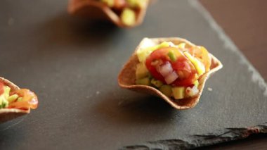 Tortilla ekmeğinden yapılmış lezzetli parti aperatiflerinin kapağını kapatın ve kremalı guacamole ile doldurun. Yaz partileri, toplantılar ya da etkinlikler için mükemmel bir yemek fikri. Renkli, taze ve servis etmesi kolay.