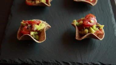 Tortilla ekmeğinden yapılmış lezzetli parti aperatiflerinin kapağını kapatın ve kremalı guacamole ile doldurun. Yaz partileri, toplantılar ya da etkinlikler için mükemmel bir yemek fikri. Renkli, taze ve servis etmesi kolay.