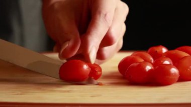 Tahta kesme tahtasıyla dilimlenen taze domatesleri yakın plan yapın.
