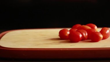 Tahta kesme tahtasıyla dilimlenen taze domatesleri yakın plan yapın.