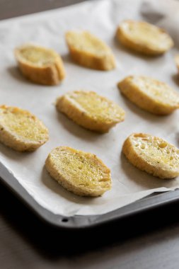 Tepside crostini pişirmeye hazır ekmek dilimleri.