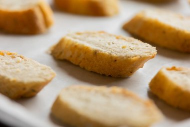 Tepside crostini pişirmeye hazır ekmek dilimleri.