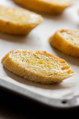 Tepside crostini pişirmeye hazır ekmek dilimleri.