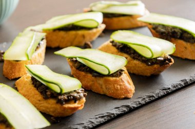 Yunan crostini zeytin ezmeli salatalık domates ve feta yakın plan
