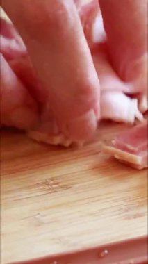 Kadın elleri ahşap tahtada pastırma dilimlerken dikey videoyu kapat