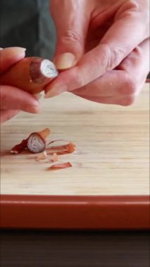 Tahta kesme tahtasındaki soğanları dilimleyip dikey videoyu kapatıyoruz.