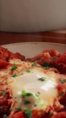 Tavada yumurta ve fasulye sağlıklı akşam yemeği. Dikey videoyu kapat.