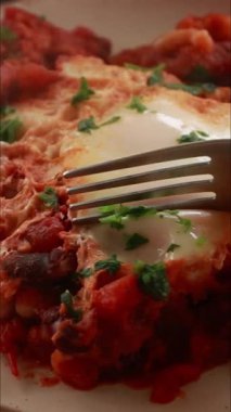 Tavada yumurta ve fasulye sağlıklı akşam yemeği. Dikey videoyu kapat.