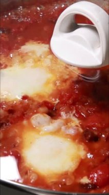 Tavada yumurta ve fasulye pişirmek sağlıklı akşam yemeği. Dikey videoyu kapat.