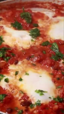 Tavada yumurta ve fasulye pişirmek sağlıklı akşam yemeği. Dikey videoyu kapat.