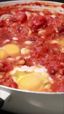 Tavada yumurta ve fasulye pişirmek sağlıklı akşam yemeği. Dikey videoyu kapat.