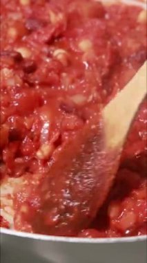 Tavada yumurta ve fasulye pişirmek sağlıklı akşam yemeği. Dikey videoyu kapat.