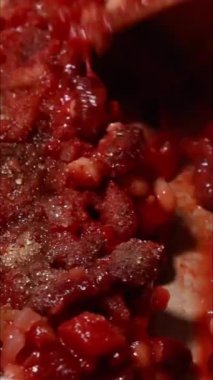 Tavada domates ve fasulye pişirmek sağlıklı bir akşam yemeği.