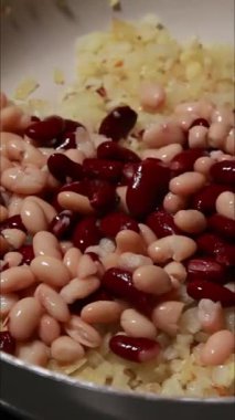 Tavada domates ve fasulye pişirmek sağlıklı bir akşam yemeği.