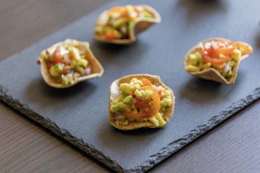 Guacamole taze parti aperatiflerini ısırır.