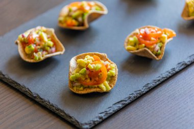 Guacamole taze parti aperatiflerini ısırır.