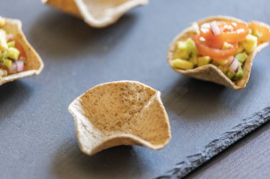 Guacamole taze parti aperatiflerini ısırır.