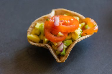 Guacamole taze parti aperatiflerini ısırır.