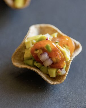Guacamole taze parti aperatiflerini ısırır.