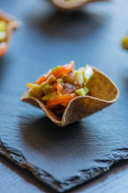 Guacamole taze parti aperatiflerini ısırır.
