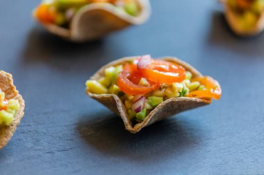 Guacamole taze parti aperatiflerini ısırır.