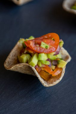 Guacamole taze parti aperatiflerini ısırır.