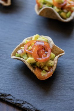 Guacamole taze parti aperatiflerini ısırır.