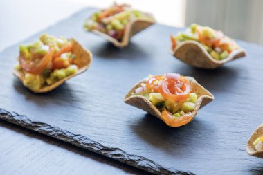 Guacamole taze parti aperatiflerini ısırır.