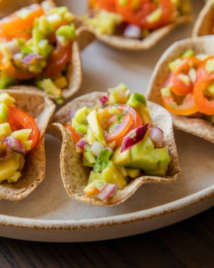 Guacamole taze parti aperatiflerini ısırır.