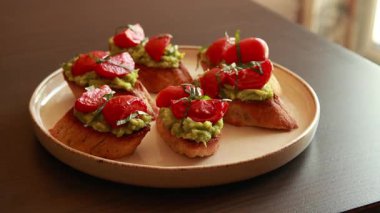 Avokado püresi ve fırında kiraz domatesli crostini stok videosunu kapat