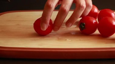 Ahşap kesim tahtasındaki bir grup kiraz domatesi stok videosunu kapatın