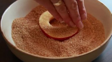 Elma dilimlerini kahverengi şeker ve tarçınla kaplamak stok videosunu kapat