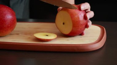 Tahtadaki kırmızı elma. Stok videosunu kapat.