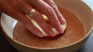 Elma dilimlerini kahverengi şeker ve tarçınla kaplamak stok videosunu kapat