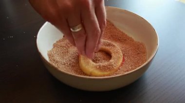 Kahverengi şeker ve tarçınla kaplanmış taze elma dilimlerinin yakın plan videosu. Sonbahar tarifleri, tatil tatlısı, turta yapmak ve sıcak yemek sahneleri için mükemmel.