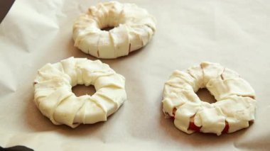 Esmer şeker ve tarçınlı puf böreğine elma dilimleri hazırlıyorum.